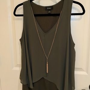 SALE 💥 Flowy layered spilt back sleeveless top