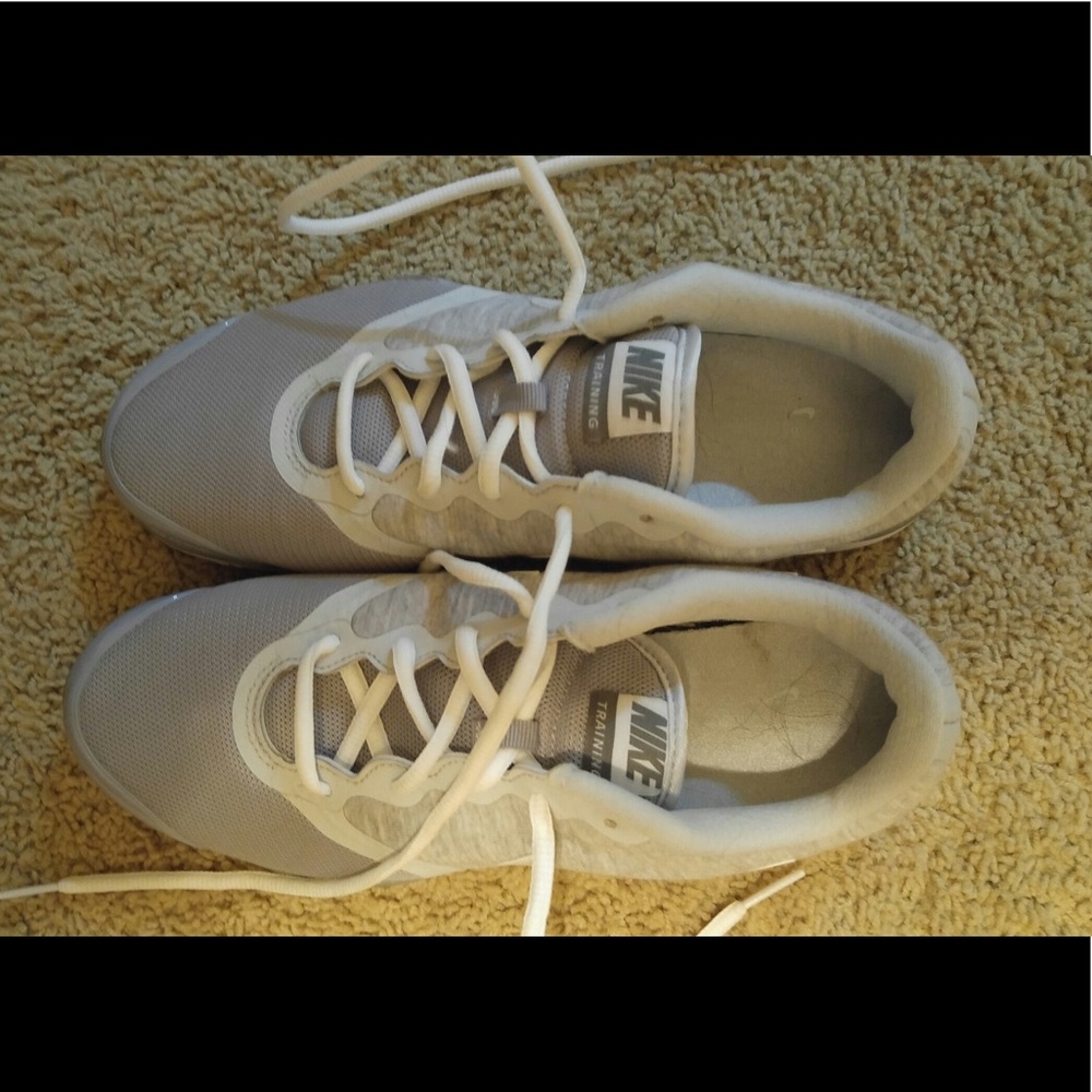 Super lightweight cloth training sneaker