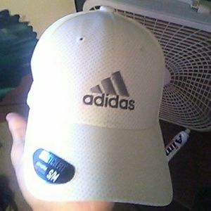 Whit addidas hat