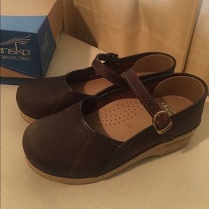 Dansko Mary Jane closed clogs size 37 oiled brown