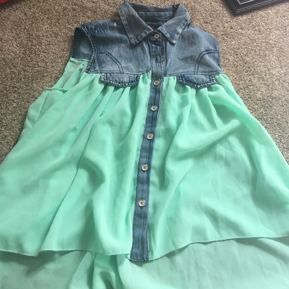 Sleeveless button down top