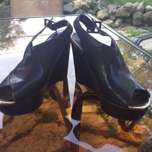 Black and gold platform