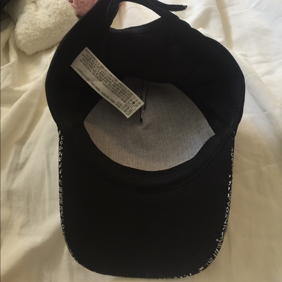 Flowery hat - Picture 2 of 3