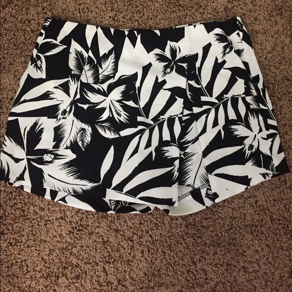 Express Floral print skort. Size 8
