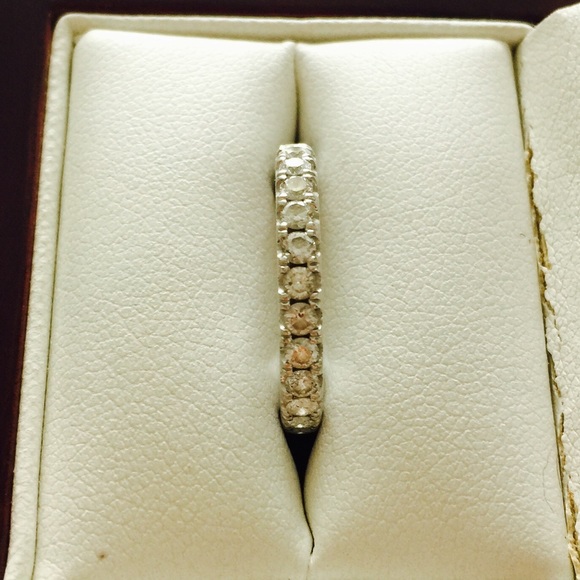 18K Round Brilliant Diamond Ring - Picture 2 of 8