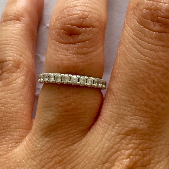 18K Round Brilliant Diamond Ring - Picture 3 of 8