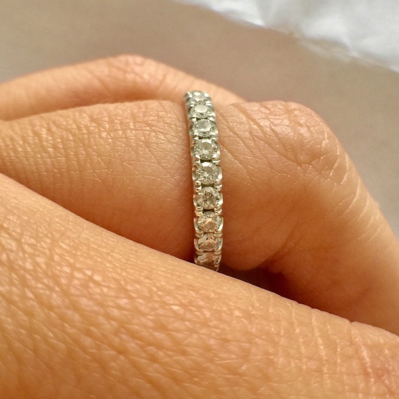 18K Round Brilliant Diamond Ring - Picture 4 of 8