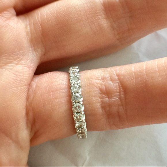 18K Round Brilliant Diamond Ring - Picture 5 of 8