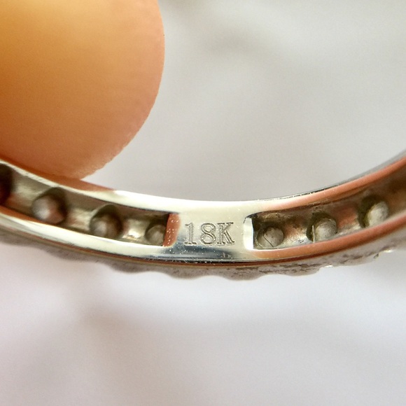 18K Round Brilliant Diamond Ring - Picture 6 of 8