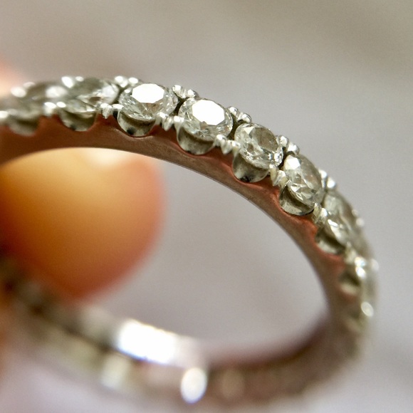 18K Round Brilliant Diamond Ring - Picture 7 of 8
