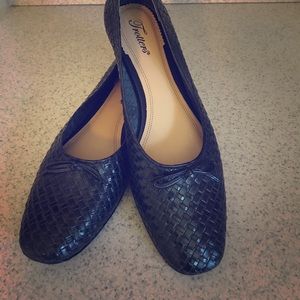 Black flat shoes