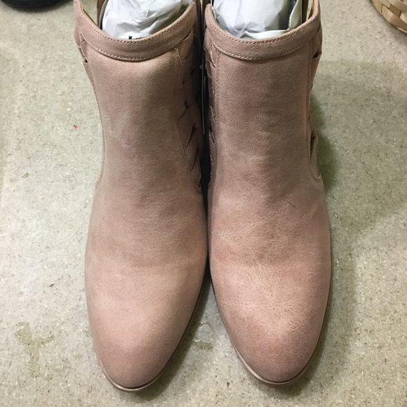 💥LAST CHANCE💥Vegan Leather Blush Ankle Booties - Picture 4 of 6