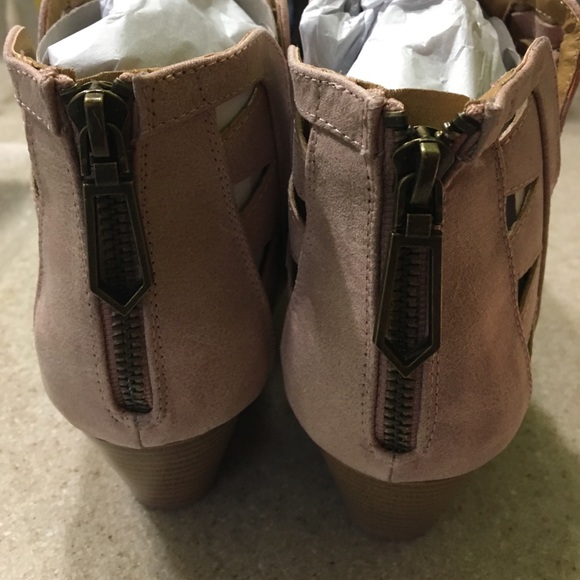 💥LAST CHANCE💥Vegan Leather Blush Ankle Booties - Picture 6 of 6