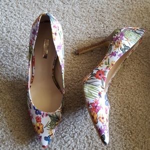 Guess pumps