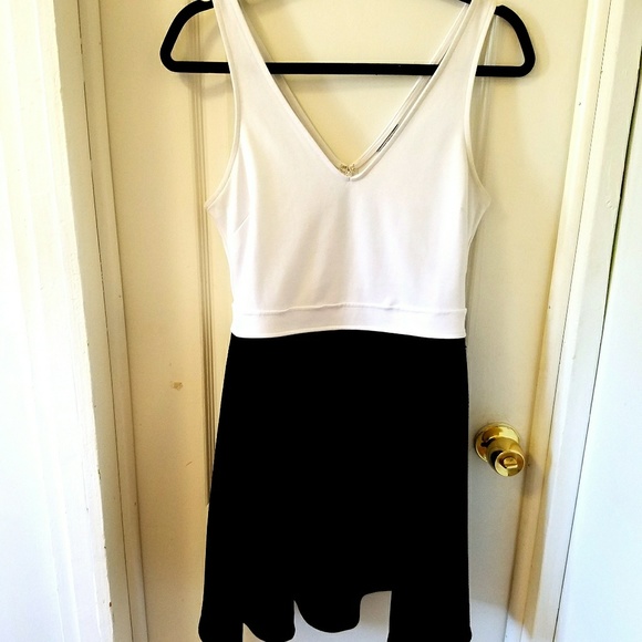 Guess - Picture 1 of 4