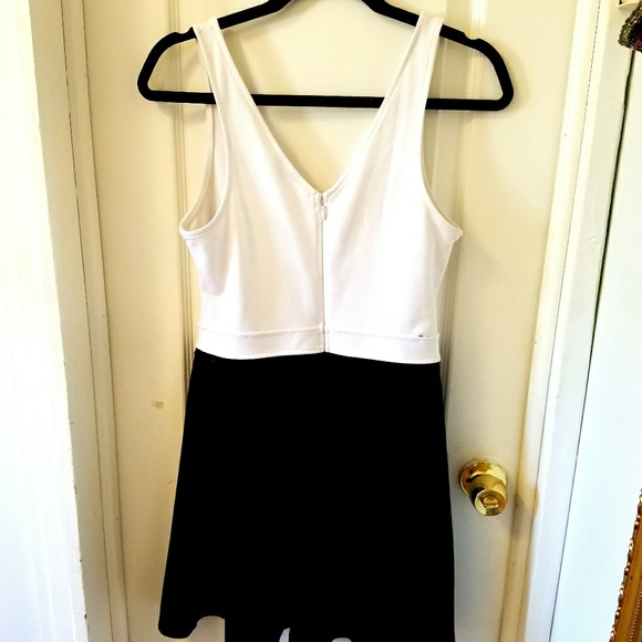 Guess - Picture 3 of 4