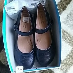 New black shoes size 7 wide