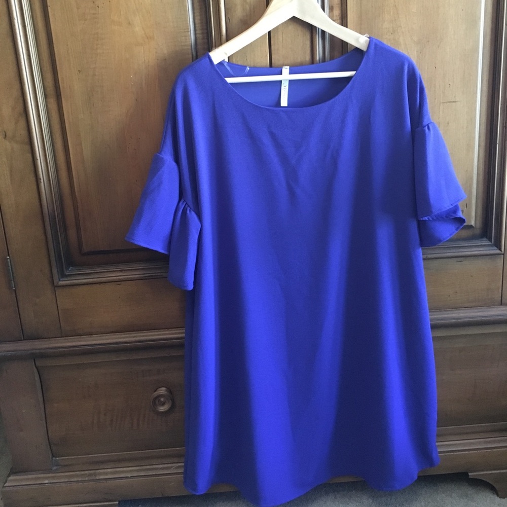 Bell sleeve shift dress