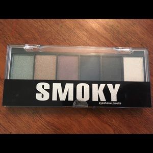 Younique Smoky Eyeshadow Palette