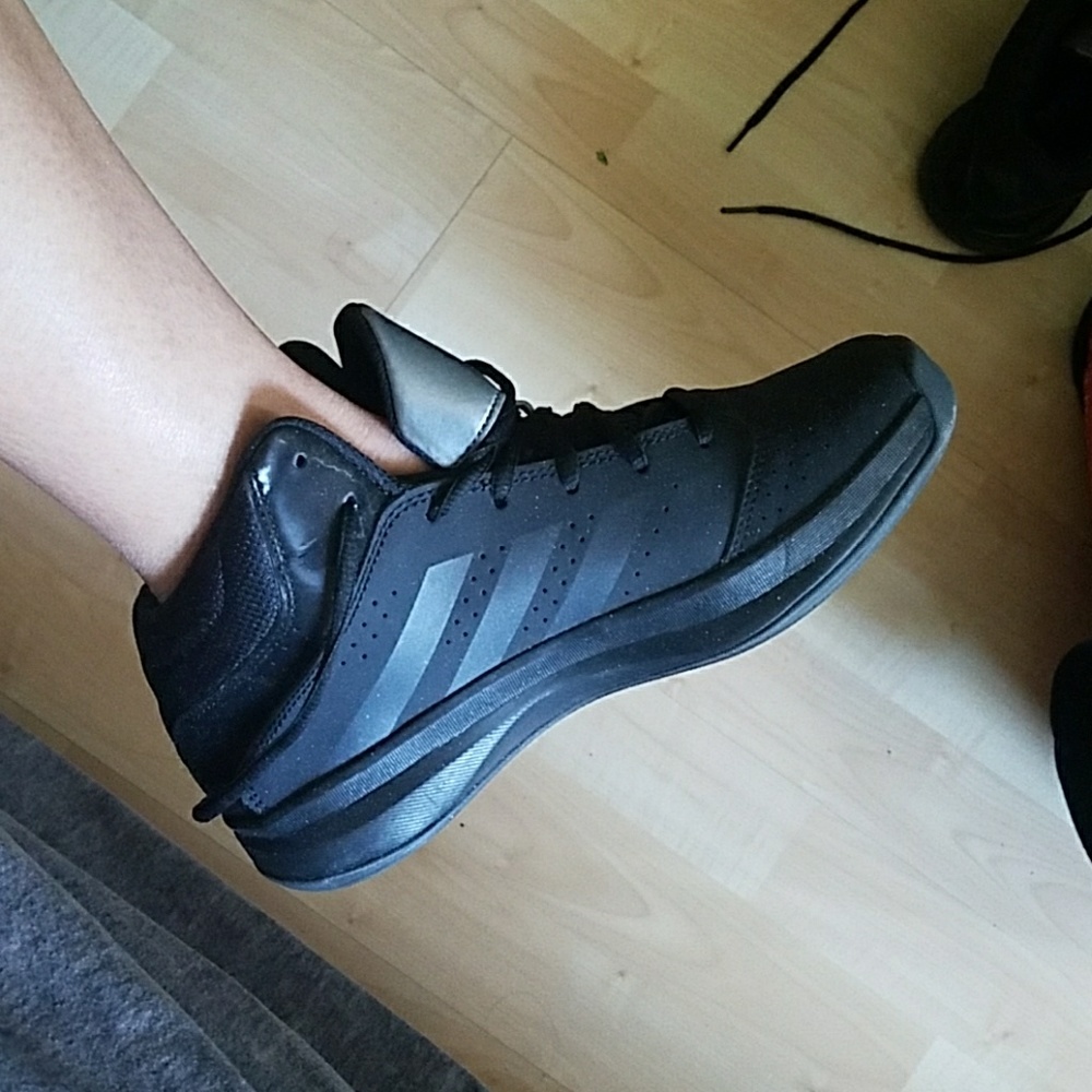 Adidas black basketball sneakers - boys size 5