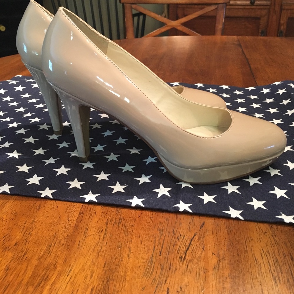Neutral platform heel.