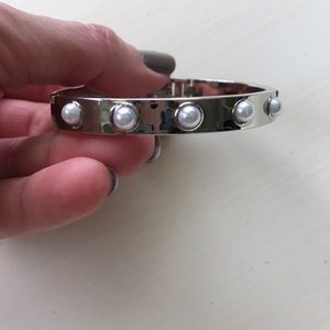 Silver & pearl bracelet.