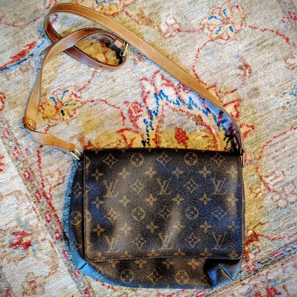 Authentic Louis Vuitton Clasp Purse