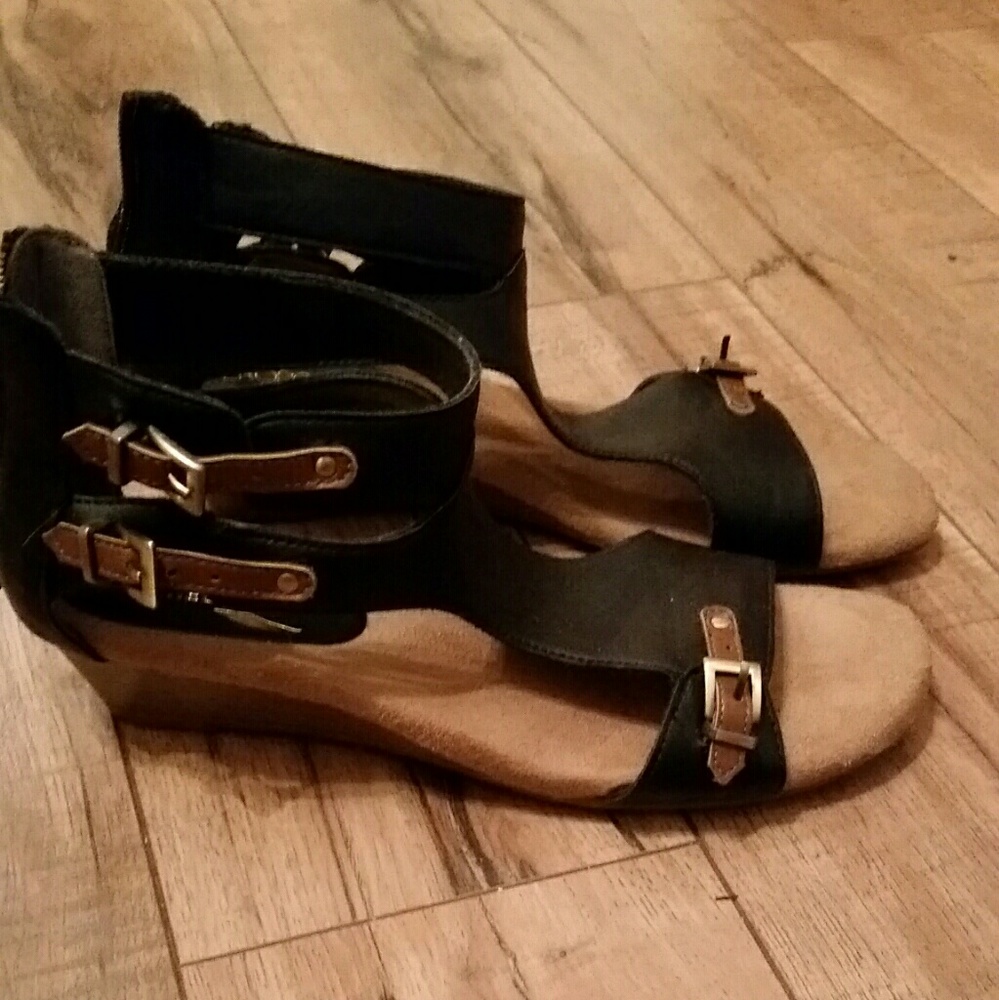 Aerosol gladiator type sandal size 7.5