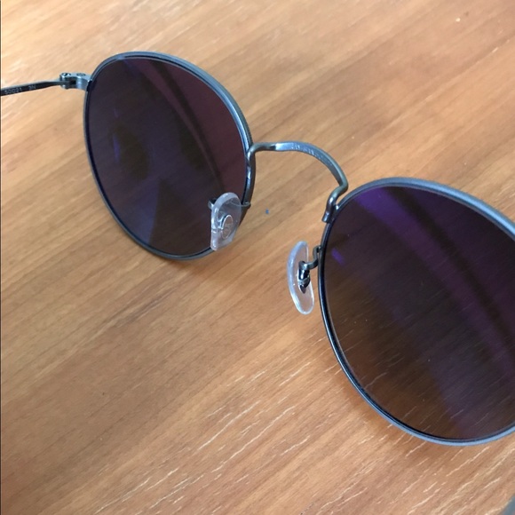 Ray-Ban iconic round metal frames.