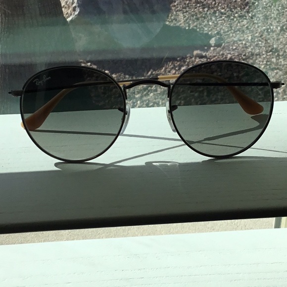 Ray-Ban iconic round metal frames. main image 8