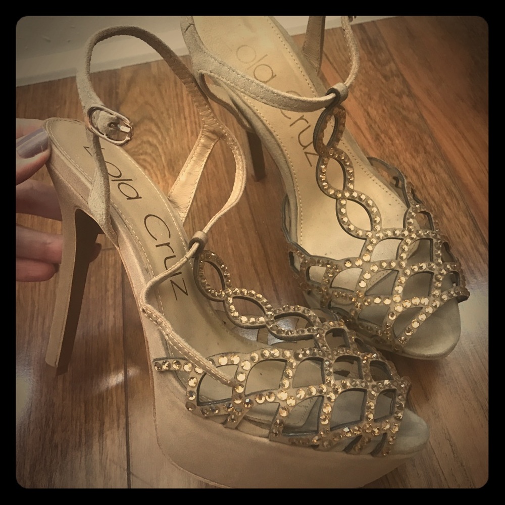 Stunning Lola Cruz Platform Sandals