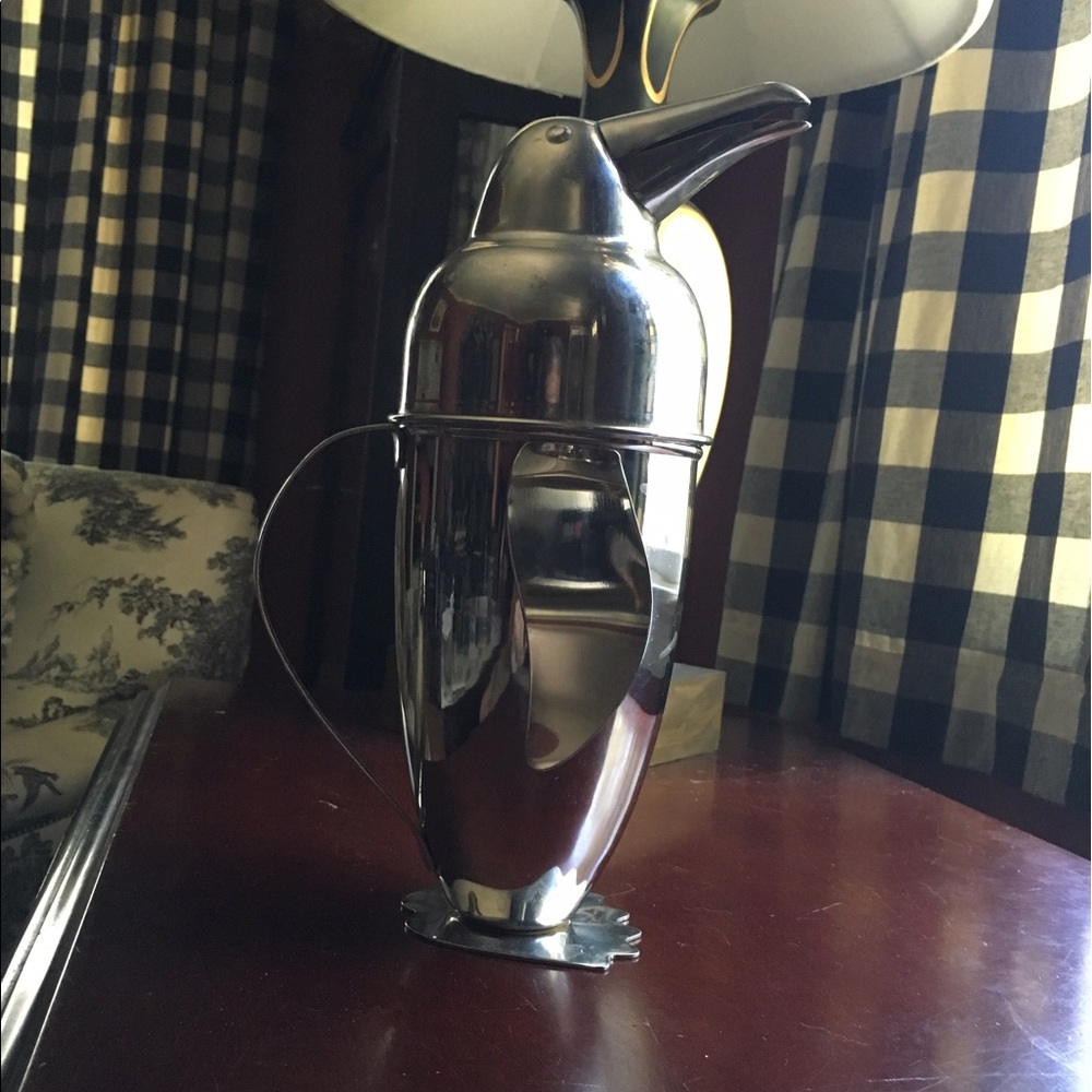 Penguin drink pourer