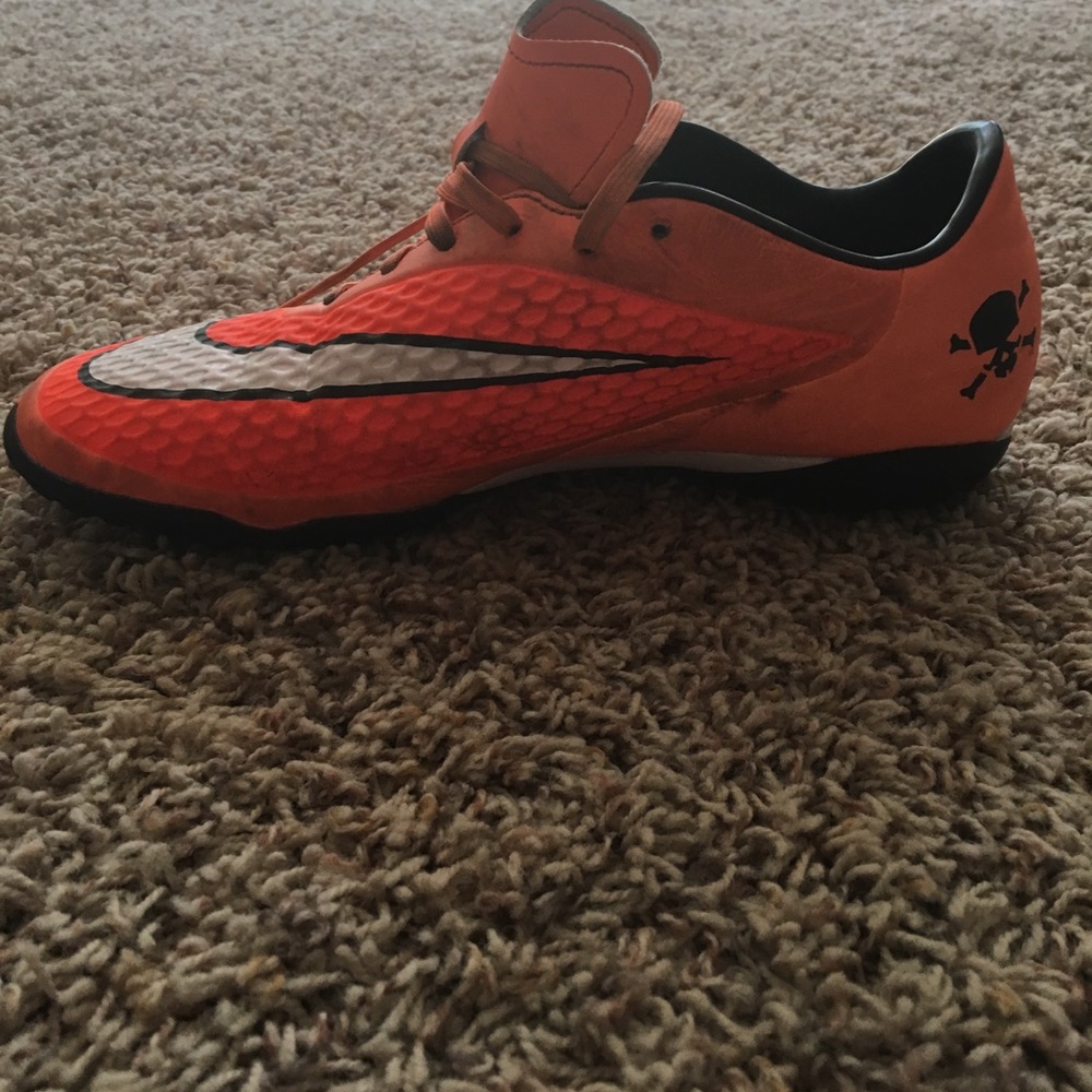Soccer shoes