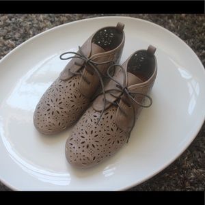 Crown Vintage Lace Alexa Oxfords Sz 7