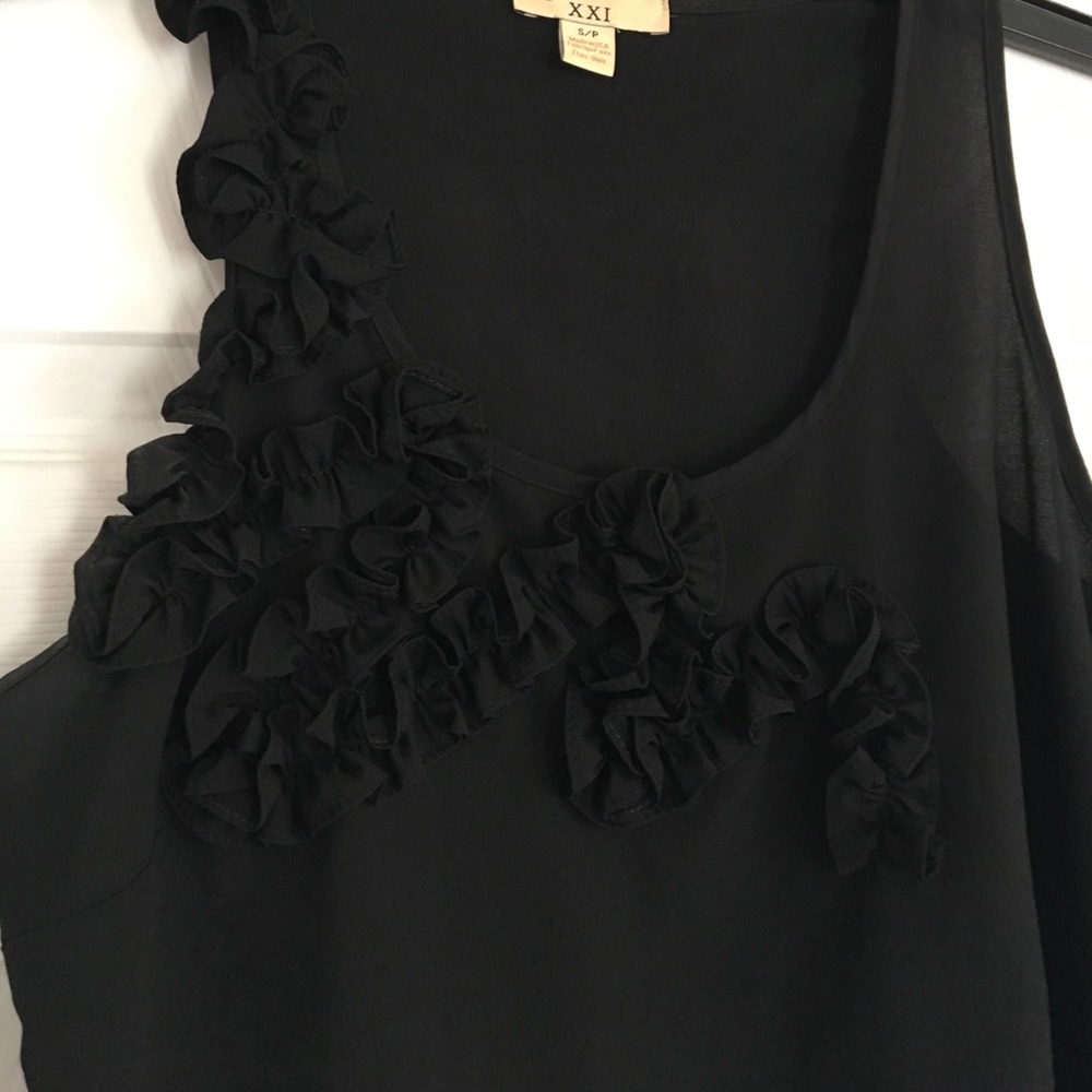 Adorable, size S tank with fun detailing!