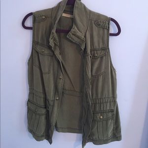 Zip up / button up Vest