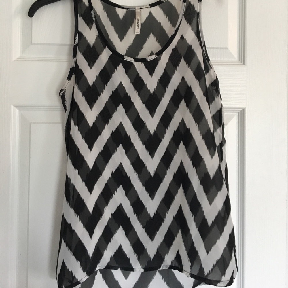Cute, chevron tank size S.