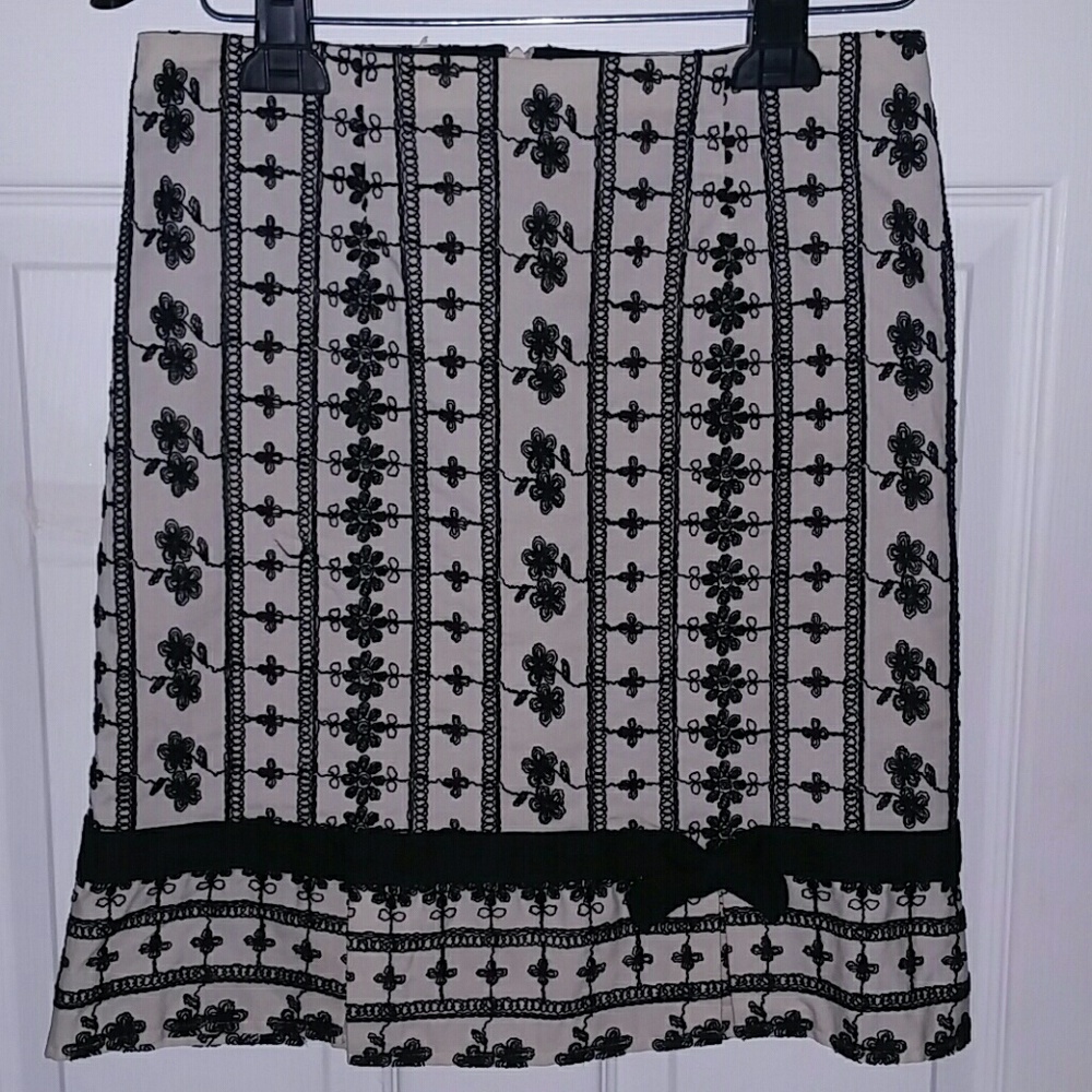 SUPER CUTE FLORAL & SWIRLY EMBROIDERED SKIRT NWT!