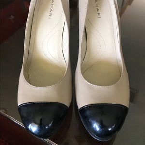 TAHARI TA-Laurie Two Tone Leather Pump