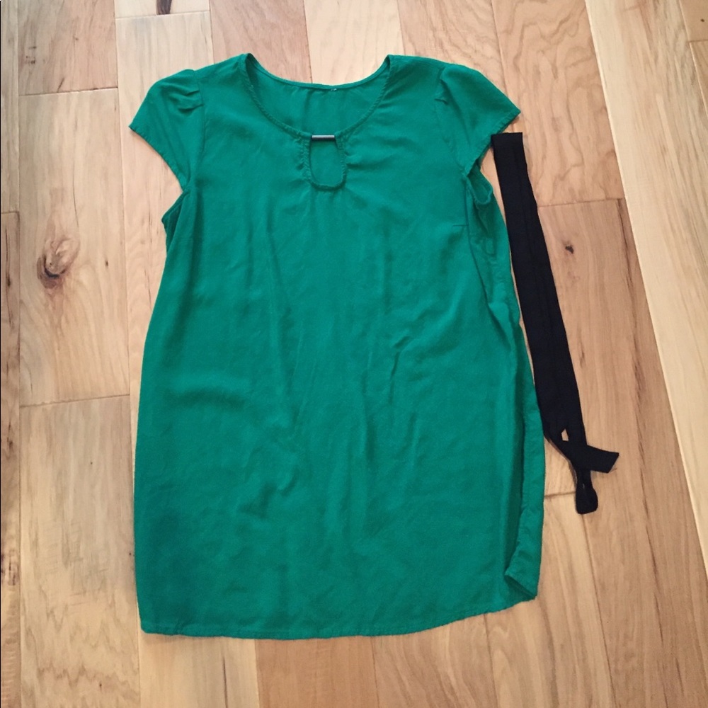 Maternity top with removable black waist tie