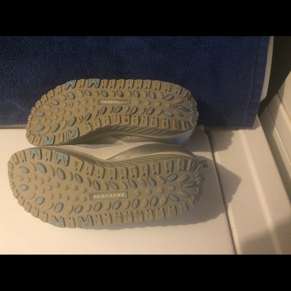 Skechers Shape Ups Size 9.5 - White, Silver & Blue - Picture 4 of 4