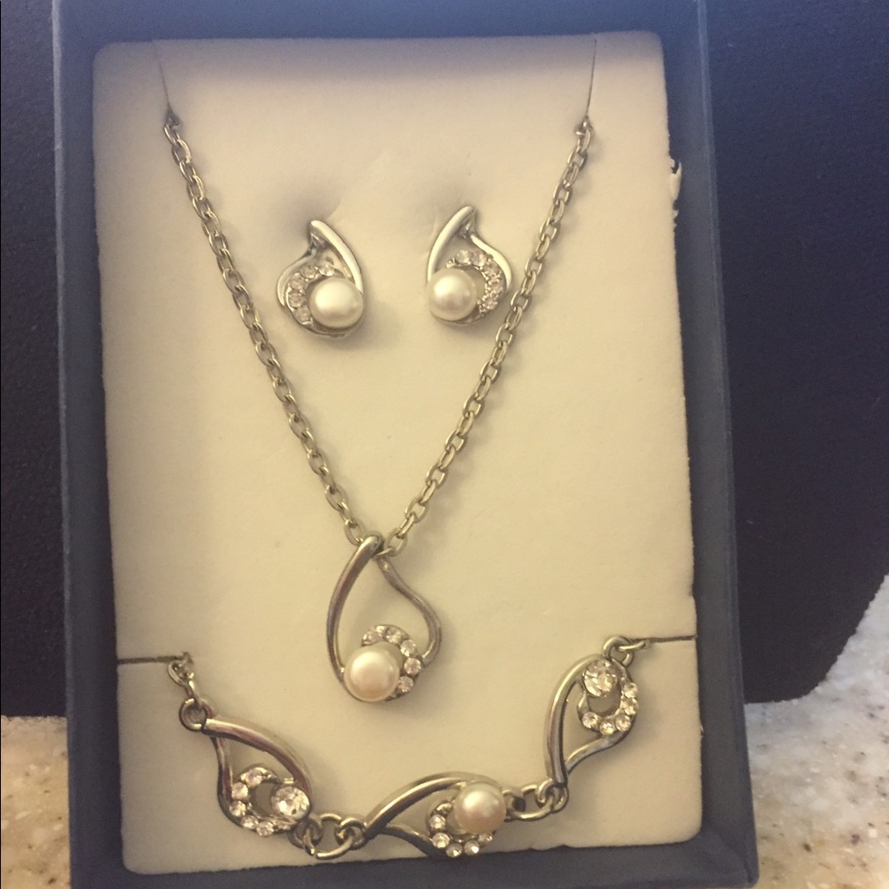 Beautiful brand new silver necklace set