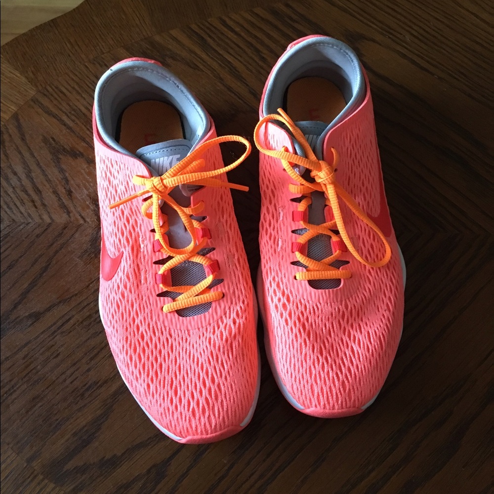 ⭐️ Coral/Orange Women's Nike Zoom Fit Sneakers