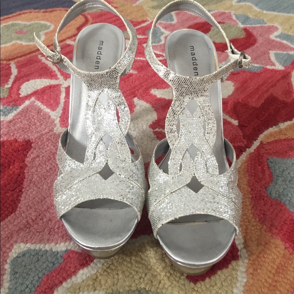 Madden Girl "Loopyy" Silver heel