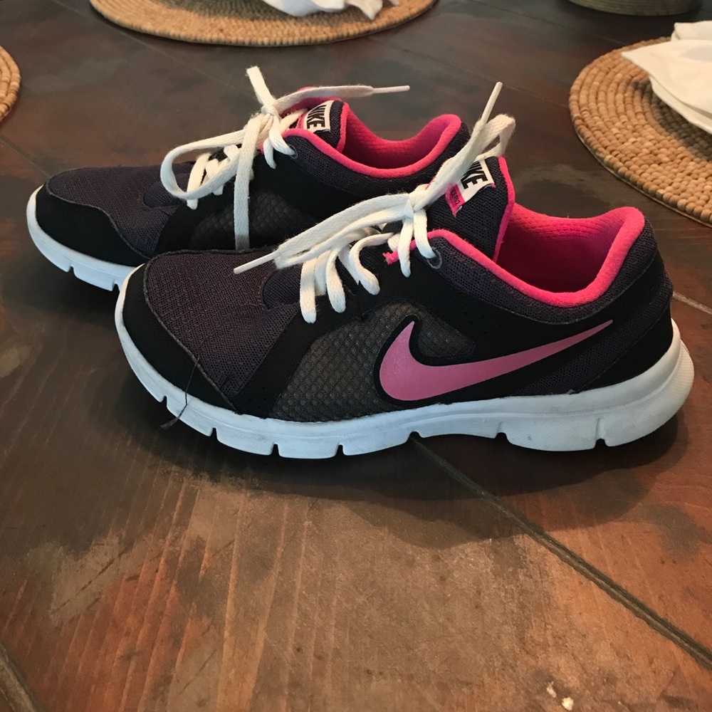 Nike girls shoes 4.5 Big Kids