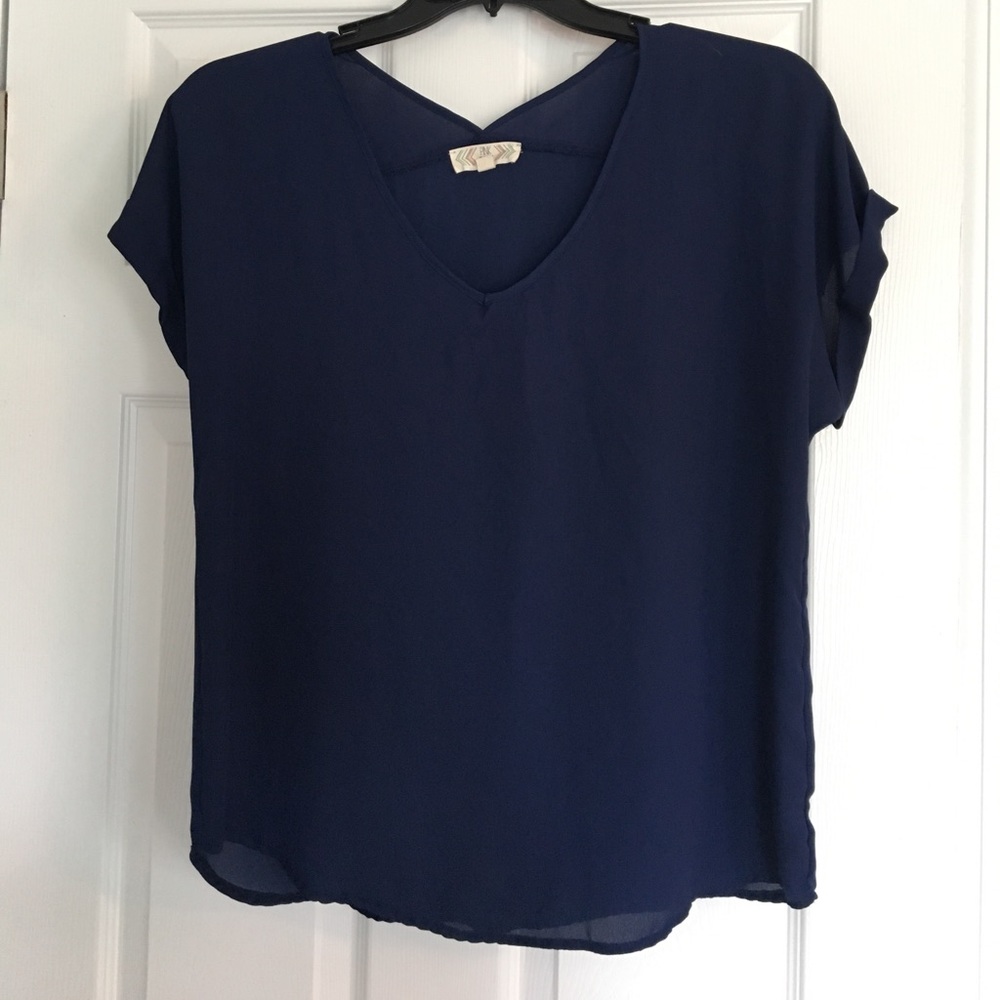 Cuffed sleeve, lightweight shirt