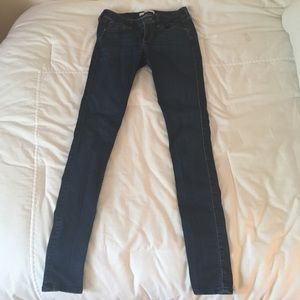 HOLLISTER SKINNY JEANS- Dark Denim