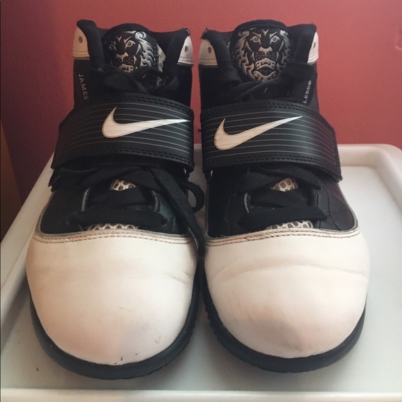 NIKE Lebron James Witness Sneaks WOMENS - Picture 1 of 4