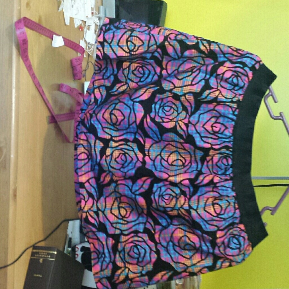 Skirt with plaid flowers