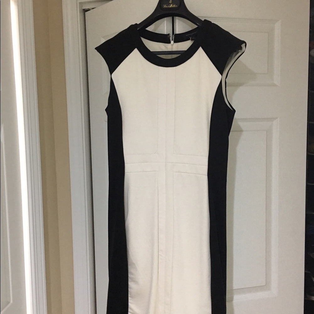 Cap sleeve slim style dress.